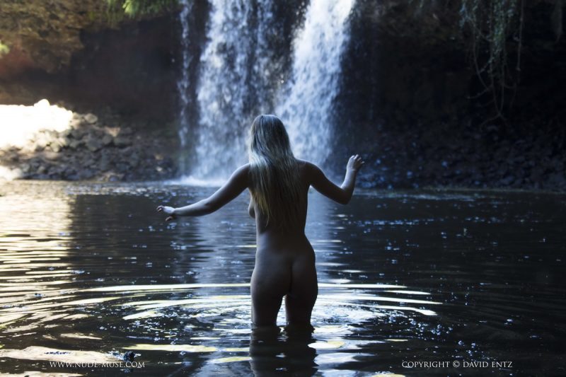 topless in het water