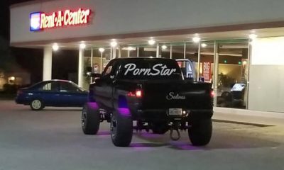 Dikke Jeep met opschrijft PornStar op de achterkant