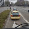 Gele auto met FakeTaxi sticker