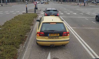 Gele auto met FakeTaxi sticker