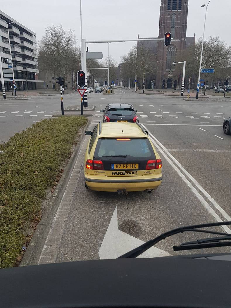 Gele auto met FakeTaxi sticker