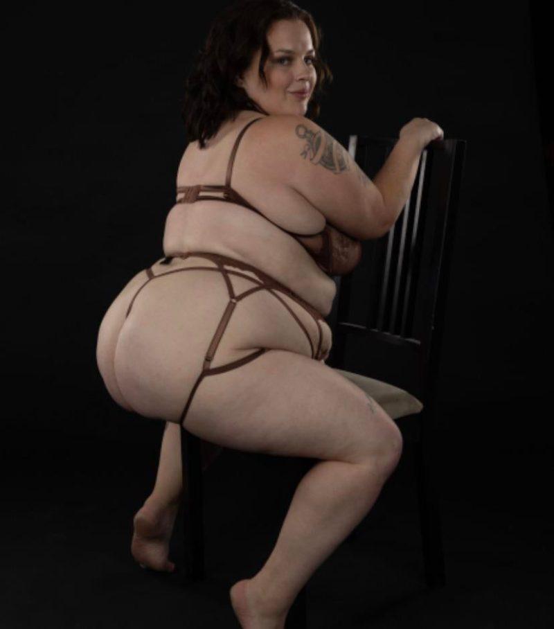 dikke vrouw draagt lingerie